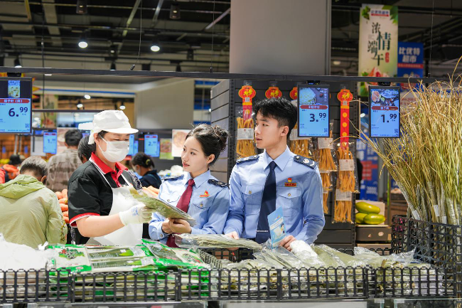 粽香伴税宣 辅导进商超——开原市税务局开展日用百货销售专场税惠辅导